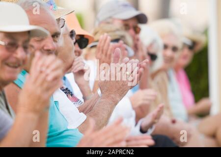 Ältere Leute nebeneinander sitzen Stockfoto