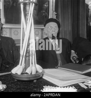 Opa Klijzing Weltmeister Pipe Smoking Annotation: Er konnte 3,3 Gramm Burley Tobacco brennen 92 Minuten und 18 Sekunden. Ort Noord-Hollands Koffiehuis bis Purmerend Datum: 17. april 1952 Ort: Purmerend Schlüsselwörter: Rauchen, Wettbewerbe persönlicher Name: Klijzing Stockfoto