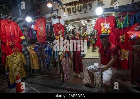 Bangkok, Bangkok, Thailand. Januar 2020. Am Vorabend des chinesischen Neujahrs strömen die Menschen zu chinesischen Tempeln und den Straßen von Bangkoks Chinatown, genannt Yaowarat. Dieses neue Jahr wird das Jahr der Ratte in Übereinstimmung mit dem chinesischen Tierkreis markieren. Rote Kleidung, Orangen und Papierlaternen sind alle traditionelle Elemente der chinesischen Neujahrsfeier. Credit: Adryel Talamantes/ZUMA Wire/Alamy Live News Stockfoto
