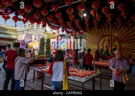 Bangkok, Bangkok, Thailand. Januar 2020. Am Vorabend des chinesischen Neujahrs strömen die Menschen zu chinesischen Tempeln und den Straßen von Bangkoks Chinatown, genannt Yaowarat. Dieses neue Jahr wird das Jahr der Ratte in Übereinstimmung mit dem chinesischen Tierkreis markieren. Rote Kleidung, Orangen und Papierlaternen sind alle traditionelle Elemente der chinesischen Neujahrsfeier. Credit: Adryel Talamantes/ZUMA Wire/Alamy Live News Stockfoto