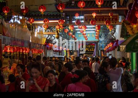Bangkok, Bangkok, Thailand. Januar 2020. Am Vorabend des chinesischen Neujahrs strömen die Menschen zu chinesischen Tempeln und den Straßen von Bangkoks Chinatown, genannt Yaowarat. Dieses neue Jahr wird das Jahr der Ratte in Übereinstimmung mit dem chinesischen Tierkreis markieren. Rote Kleidung, Orangen und Papierlaternen sind alle traditionelle Elemente der chinesischen Neujahrsfeier. Credit: Adryel Talamantes/ZUMA Wire/Alamy Live News Stockfoto