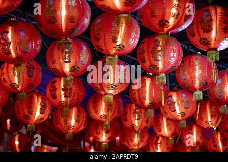 Bangkok, Bangkok, Thailand. Januar 2020. Am Vorabend des chinesischen Neujahrs strömen die Menschen zu chinesischen Tempeln und den Straßen von Bangkoks Chinatown, genannt Yaowarat. Dieses neue Jahr wird das Jahr der Ratte in Übereinstimmung mit dem chinesischen Tierkreis markieren. Rote Kleidung, Orangen und Papierlaternen sind alle traditionelle Elemente der chinesischen Neujahrsfeier. Credit: Adryel Talamantes/ZUMA Wire/Alamy Live News Stockfoto