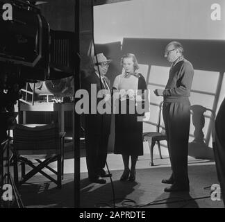 Film. Trial Shots Stars Shine Everywhere Annotation: Left? , In der Mitte Kitty Jansen und rechts der Regisseur Gerard Rutten. Ort: Cinetone Studio Duivendrecht Datum: 13. Oktober 1952 Ort: Duivendrecht Schlüsselwörter: Schauspieler, Film, Regisseure, Arbeitsaufnahmen persönlicher Name: Janssen, Kitty, Meyer, Rudi, Rutten, Gerard Stockfoto