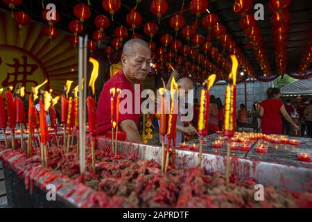 Bangkok, Bangkok, Thailand. Januar 2020. Am Vorabend des chinesischen Neujahrs strömen die Menschen zu chinesischen Tempeln und den Straßen von Bangkoks Chinatown, genannt Yaowarat. Dieses neue Jahr wird das Jahr der Ratte in Übereinstimmung mit dem chinesischen Tierkreis markieren. Rote Kleidung, Orangen und Papierlaternen sind alle traditionelle Elemente der chinesischen Neujahrsfeier. Credit: Adryel Talamantes/ZUMA Wire/Alamy Live News Stockfoto