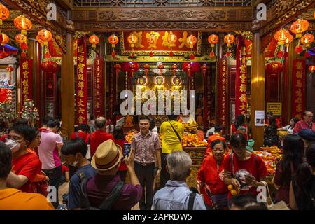 Bangkok, Bangkok, Thailand. Januar 2020. Am Vorabend des chinesischen Neujahrs strömen die Menschen zu chinesischen Tempeln und den Straßen von Bangkoks Chinatown, genannt Yaowarat. Dieses neue Jahr wird das Jahr der Ratte in Übereinstimmung mit dem chinesischen Tierkreis markieren. Rote Kleidung, Orangen und Papierlaternen sind alle traditionelle Elemente der chinesischen Neujahrsfeier. Credit: Adryel Talamantes/ZUMA Wire/Alamy Live News Stockfoto