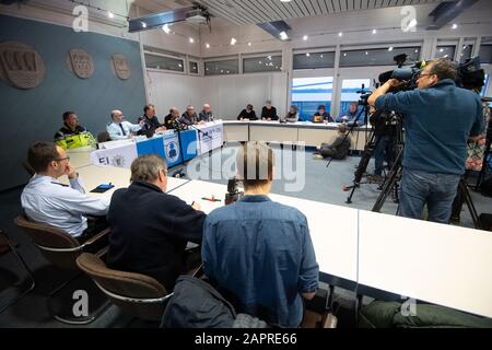 Rot Am See, Deutschland. Januar 2020. Journalisten folgen einer Pressekonferenz im Rathaus. Mehrere Menschen sollen in Rot am See getötet worden sein. Ein Verdächtiger sei festgenommen worden, teilte die Polizei mit. Stockfoto