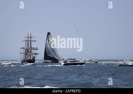 Sydney Hobart Yacht Race 2019. Infotrack Supermaxi Yacht zu Beginn des Rennens verlassen die Köpfe auf den Hafen von Sydney. Rolex Sydney Hobart. Stockfoto