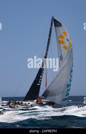 Sydney Hobart Yacht Race 2019. Infotrack Supermaxi Yacht zu Beginn des Rennens verlassen die Köpfe auf den Hafen von Sydney. Rolex Sydney Hobart. Stockfoto