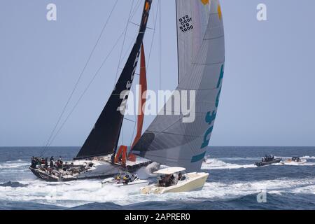 Sydney Hobart Yacht Race 2019. Infotrack Supermaxi Yacht zu Beginn des Rennens verlassen die Köpfe auf den Hafen von Sydney. Rolex Sydney Hobart. Stockfoto