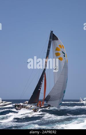 Sydney Hobart Yacht Race 2019. Infotrack Supermaxi Yacht zu Beginn des Rennens verlassen die Köpfe auf den Hafen von Sydney. Rolex Sydney Hobart. Stockfoto