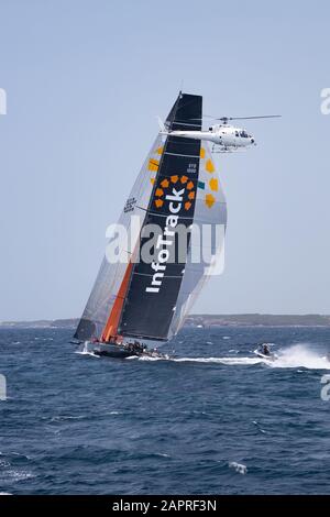 Sydney Hobart Yacht Race 2019. Infotrack Supermaxi Yacht zu Beginn des Rennens verlassen die Köpfe auf den Hafen von Sydney. Rolex Sydney Hobart. Stockfoto