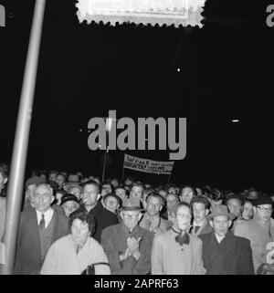 Gedenkabend auf dem Damplatz in Amsterdam, nach dem ungarischen Aufstand. Die Zuhörer hören dem Bürgermeister von Amsterdam Datum: 5. November 1956 Ort: Amsterdam, Ungarn Schlüsselwörter: Bürgermeister, Demonstrationen, Gedenkfeiern, Öffentlichkeit Stockfoto