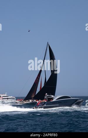 Sydney Hobart Yacht Race, Boxing Day 2019. Scallywag zu Beginn des Rennens Position aus dem Hafen heraus über die Köpfe. Rolex Sydney Hobart. Stockfoto