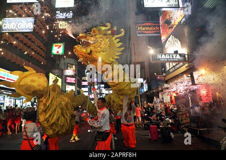 Bangkok, Thailand. Januar 2020. Das chinesische Neujahr begann mit einem Knall in Bangkok, Thailand, als Dragon Dancers inmitten eines Feuerwerks auf die Straßen gingen, was den lokalen Unternehmen, die sie im Silom-Gebiet der Stadt zum Jahr der Rat-Gutschrift besuchten, viel Glück brachte: Paul Brown/Alamy Live News Stockfoto