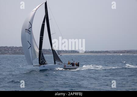 Zen zu Beginn des Rolex Sydney Hobart Yacht Race 2019 vor dem Hintergrund von Bondi Beach. Stockfoto