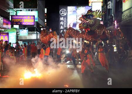 Bangkok, Thailand. Januar 2020. Das chinesische Neujahr begann mit einem Knall in Bangkok, Thailand, als Dragon Dancers inmitten eines Feuerwerks auf die Straßen gingen, was den lokalen Unternehmen, die sie im Silom-Gebiet der Stadt zum Jahr der Rat-Gutschrift besuchten, viel Glück brachte: Paul Brown/Alamy Live News Stockfoto