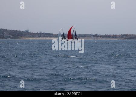 Bondi Beach Kulisse für Yachten, die zu Beginn des Rolex Sydney Hobart Yacht Race 2019 segeln. Stockfoto