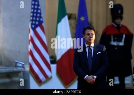 Rom, Italien. Januar 2020. Der italienische Premier Giuseppe Conte freut sich darauf, den US-Vizepräsidenten im Chigi-Palast begrüßen zu dürfen. Kredit: Riccardo De Luca Credit: Bilder Aktualisieren/Alamy Live News Stockfoto