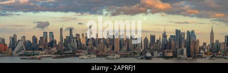 Panoramabild einer New York Manhatten während des Sonnenuntergangs Stockfoto