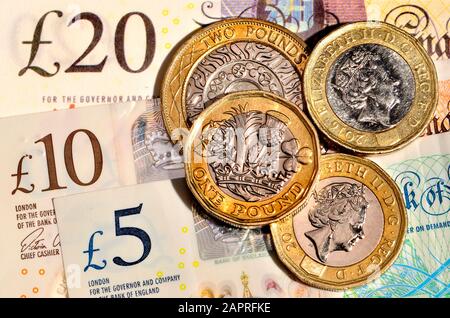 Britische Währung - Münzen und Banknoten Stockfoto