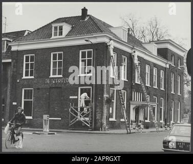 Wageningen (5. Mai 45) Die Sanierung des Hotels de Wereld wird am 5. Mai 1975 teilweise abgeschlossen sein. Maler, die an der Außenseite der Immobilie arbeiten Anmerkung: Siehe 927-8877 Datum: 23. April 1975 Ort: Wageningen Schlüsselwörter: Krieg, Kriege Stockfoto
