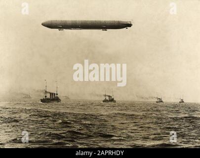 Das deutsche Luftschiff LZ 30 Hansa bei Flottenmanövern auf der Nordsee kurz vor oder während des Ersten Weltkriegs. Der Zeppelin hatte die Militärregistrierung Z XI Stockfoto