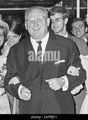 Französisch: Der deutsche Schauspieler Gert Fröbe hat eine Premiere des Films Diese wunderbaren fliegenden Narren in ihren lustigen Maschinen, 15. Juli 1965. Stockfoto