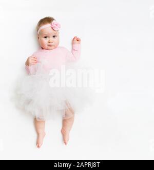 Porträt von einem süßen Kind trägt einen rosa Tutu und Kopfbügel Bogen, auf Weiß in Studio isoliert. Stockfoto