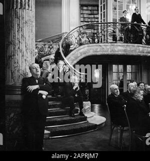 Adresse Štefan Osuský für die Académie Diplomatique Internationale Diplomaten hören die Rede von Štefan Osuský (auf dem Foto nicht zu sehen) Anmerkung: Thema der Rede von Osuský war die "L'equilibre Politique de l'Europe" (Europas politische Machtbalance). Datum: 23.Juni 1938 Ort: Paris Schlüsselwörter: Diplomaten, Anhörung, Männer, Reden, Treppen Stockfoto