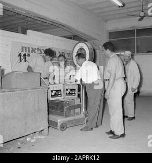 Israel 1964-1965: Tel Aviv, Lebensmittelauktion Verschiedene Truhen mit Obst und/oder Gemüse werden bei der Auktion gewogen Datum: 1964 Ort: Israel, Tel Aviv Stichwörter: Arbeiter, Obstkästen, Mess- und Waagen, Auktionen, Lebensmittel Stockfoto