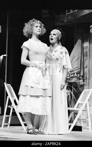 Francesca Annis (AS Luciana) und Judi Dench (AS Adriana) in DER VON John Napier ENTWORFENEN KOMÖDIE DER IRRTÜMER Shakespeares mit musikalischer Inszenierung von Gillian Lynne und Regie von Trevor Nunn. Eine Produktion der Royal Shakespeare Company (RSC) aus dem Jahr 1976 in Stratford-upon-Avon, England. Dame Judith Olivia Dench CH DBE FRSA, geboren 1934. Stockfoto