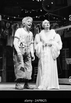 Michael Williams (als Dromio von Syracuse) und Judi Dench (als Adriana) in DER VON John Napier ENTWORFENEN KOMÖDIE DER IRRTÜMER Shakespeares mit musikalischer Inszenierung von Gillian Lynne und Regie von Trevor Nunn. Eine Produktion der Royal Shakespeare Company (RSC) aus dem Jahr 1976 in Stratford-upon-Avon, England. Dame Judith Olivia Dench CH DBE FRSA, geboren 1934. Verheiratet mit dem Schauspieler Michael Williams von 1971 bis zu seinem Tod 2001. Sie hatten eine Tochter, die Schauspielerin Finty Williams, geboren 1972. Stockfoto