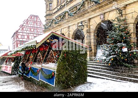 Verschneite Weihnachtsmärkte vor dem Rathaus in der bekannten mittelalterlichen Stadt Rothenburg ob der Tauber, Bayern, Deutschland Stockfoto