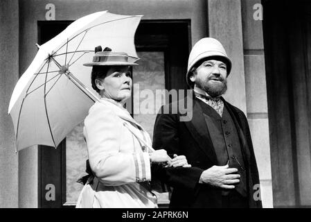 Judi Dench und Michael Williams als Carrie und Charles Pooter in MR & MRS NOBODY von Keith Waterhouse adaptiert aus dem Roman "The Diary of a Nobody" von George & Weedon Grossmith unter der Regie von Ned Sherrin am Garrick Theatre, London im Jahr 1986. Dame Judith Olivia Dench CH DBE FRSA, geboren 1934. Verheiratet mit dem Schauspieler Michael Williams von 1971 bis zu seinem Tod 2001. Sie hatten eine Tochter, die Schauspielerin Finty Williams, geboren 1972. Stockfoto