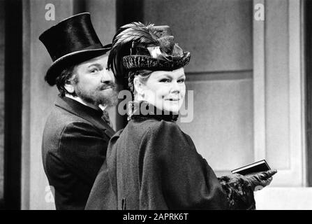 Michael Williams und Judi Dench als Charles und Carrie Pooter in MR & MRS NOBODY von Keith Waterhouse adaptiert aus dem Roman "The Diary of a Nobody" von George & Weedon Grossmith unter der Regie von Ned Sherrin am Garrick Theatre, London im Jahr 1986. Dame Judith Olivia Dench CH DBE FRSA, geboren 1934. Verheiratet mit dem Schauspieler Michael Williams von 1971 bis zu seinem Tod 2001. Sie hatten eine Tochter, die Schauspielerin Finty Williams, geboren 1972. Stockfoto