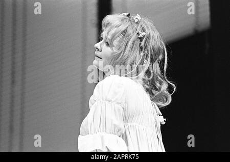 Judi Dench als Perdita in DER WINTERMÄRCHEN von Shakespeare unter der Regie von Trevor Nunn für die Royal Shakespeare Company (RSC) im Aldwych Theatre, London im Jahr 1970. Dame Judith Olivia Dench CH DBE FRSA, geboren 1934. Stockfoto