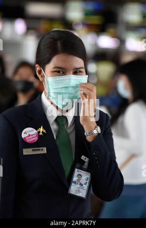 Bangkok, Thailand. Januar 2020. 2019-nCoV 2019 nCoV Coronavirus Corona Virus Outbreak in Südostasien. Personal und Passagiere tragen Masken, um vor Coronavirus, dem Flughafen Suvarnabhumi, Bangkok, Thailand zu schützen. Personal und Passagiere verstärken die Biosicherheitsmaßnahmen, indem sie Gesichtsmasken tragen, nachdem das Coronavirus bestätigte 26 Menschen getötet hat, und die Zahl der Fälle 1000 erreicht. Es kommt am Vorabend des chinesischen Neujahrs, als Millionen Menschen in ganz Südostasien traditionell nach Hause zurückkehren und so das Risiko einer Ausbreitung erhöhen. Kredit: Stephen Barnes/Alamy Live News Stockfoto