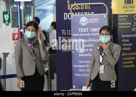 Bangkok, Thailand. Januar 2020. 2019-nCoV 2019 nCoV Coronavirus Corona Virus Outbreak in Südostasien. Personal und Passagiere tragen Masken, um vor Coronavirus, dem Flughafen Suvarnabhumi, Bangkok, Thailand zu schützen. Personal und Passagiere verstärken die Biosicherheitsmaßnahmen, indem sie Gesichtsmasken tragen, nachdem das Coronavirus bestätigte 26 Menschen getötet hat, und die Zahl der Fälle 1000 erreicht. Es kommt am Vorabend des chinesischen Neujahrs, als Millionen Menschen in ganz Südostasien traditionell nach Hause zurückkehren und so das Risiko einer Ausbreitung erhöhen. Kredit: Stephen Barnes/Alamy Live News Stockfoto