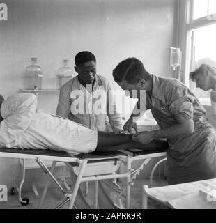 Reisen nach Suriname und zu den niederländischen Antillen Dokter Duurvoort gibt eine Narkosegie-Injektion im Krankenhaus "Prinzessin Juliana" in der Kabelstation Datum: 1947 Ort: Kabelstation, Suriname Schlüsselwörter: Ärzte, Patienten, Krankenschwestern, Krankenhäuser Personenname: Duurvoort, [.] Stockfoto