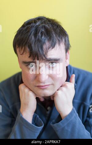 Mann mit Lernunfähigkeit Stockfoto
