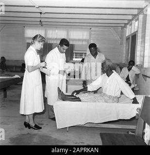 Reisen Sie nach Suriname und zum niederländischen Antillen Arzt Duurvoort und Schwester Agate bei einem Patienten im Krankenhaus "Prinzessin Juliana" in der Kabelstation Datum: 1947 Ort: Kabelstation, Suriname Schlüsselwörter: Ärzte, Patienten, Krankenschwestern, Krankenhäuser Personenname: Duurvoort, [.] Stockfoto