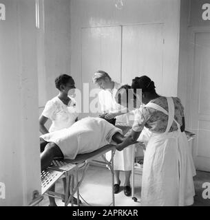 Reisen nach Suriname und zu den niederländischen Antillen Dokter Duurvoort gibt eine Narkosegie-Injektion im Krankenhaus "Prinzessin Juliana" in der Kabelstation Datum: 1947 Ort: Kabelstation, Suriname Schlüsselwörter: Ärzte, Patienten, Krankenschwestern, Krankenhäuser Personenname: Duurvoort, [.] Stockfoto