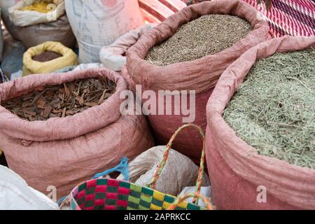Kräuter und Gewürze auf dem lokalen Markt von Bonga, in der Region Kaffa, Äthiopien