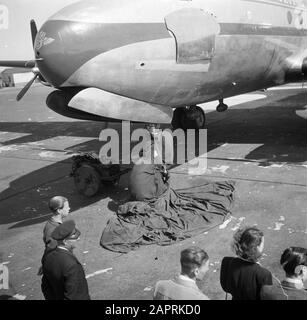 KLM getauft Douglas DC-4 Rotterdam-Taufe von KLM DC 4 Skymaster Rotterdam am Flughafen Schiphol. Der erste operative Flug der Rotterdamer wird von dem Kommandanten Evert van Dijk von Amsterdam nach New York geleitet Datum: 9. Mai 1946 Ort: Amsterdam, New York (Stadt), Nordholland, Schiphol Schlüsselwörter: Bürgermeister, Taufe, Gäste, Enthüllungen, Flugzeuge, Flugfelder Personenname: Dijk, Evert van Stockfoto