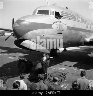 KLM getauft Douglas DC-4 Rotterdam-Taufe von KLM DC 4 Skymaster Rotterdam am Flughafen Schiphol. Der erste operative Flug der Rotterdamer wird von dem Kommandanten Evert van Dijk von Amsterdam nach New York geleitet Datum: 9. Mai 1946 Ort: Amsterdam, New York (Stadt), Nordholland, Schiphol Schlüsselwörter: Bürgermeister, Taufe, Enthüllungen, Flugplätze persönlicher Name: Dijk, Evert van Stockfoto