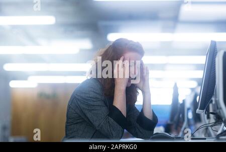 Mitarbeiter in einem Büro mit Kopfschmerzen Stockfoto