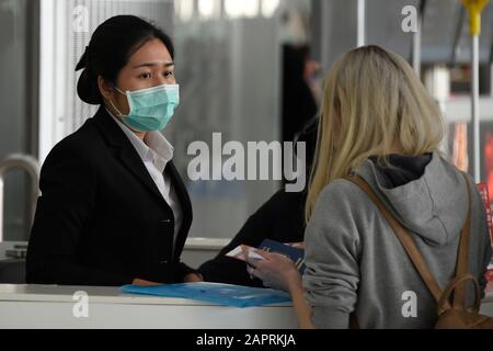 Bangkok, Thailand. Januar 2020. 2019-nCoV 2019 nCoV Coronavirus Corona Virus Outbreak in Südostasien. Personal und Passagiere tragen Masken, um vor Coronavirus, dem Flughafen Suvarnabhumi, Bangkok, Thailand zu schützen. Personal und Passagiere verstärken die Biosicherheitsmaßnahmen, indem sie Gesichtsmasken tragen, nachdem das Coronavirus bestätigte 26 Menschen getötet hat, und die Zahl der Fälle 1000 erreicht. Es kommt am Vorabend des chinesischen Neujahrs, als Millionen Menschen in ganz Südostasien traditionell nach Hause zurückkehren und so das Risiko einer Ausbreitung erhöhen. Kredit: Stephen Barnes/Alamy Live News Stockfoto