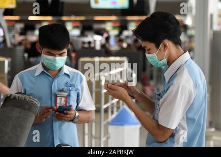 Bangkok, Thailand. Januar 2020. 2019-nCoV 2019 nCoV Coronavirus Corona Virus Outbreak in Südostasien. Personal und Passagiere tragen Masken, um vor Coronavirus, dem Flughafen Suvarnabhumi, Bangkok, Thailand zu schützen. Personal und Passagiere verstärken die Biosicherheitsmaßnahmen, indem sie Gesichtsmasken tragen, nachdem das Coronavirus bestätigte 26 Menschen getötet hat, und die Zahl der Fälle 1000 erreicht. Es kommt am Vorabend des chinesischen Neujahrs, als Millionen Menschen in ganz Südostasien traditionell nach Hause zurückkehren und so das Risiko einer Ausbreitung erhöhen. Kredit: Stephen Barnes/Alamy Live News Stockfoto