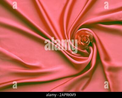 Rote Seide Und Rosenblätter. Rose auf einem abstrakten Seidenhintergrund. Valentinstag mit Kopierbereich zum Hinzufügen von Text. Stockfoto