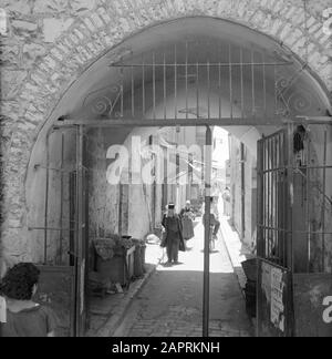 Israel 1964-1965: Jerusalem (Jerusalem), Mea Shearim Gateway durch das Tor mit täglicher Aktivität Anmerkung: MEA Shearim, auch Meah Shearim oder hundert Tore genannt, ist einer der ältesten Bezirke Jerusalems. Sie wurde ab etwa 1870 von hasidischen Juden erbaut, die bis dahin in der Altstadt lebten. Es war jedoch zu wenig Platz und so kauften sie ein Stück Land nordwestlich der Stadt. Dieses Land, ein Sumpfgebiet, wurde zu Land kultiviert, um ein neues Stadtviertel zu errichten: Meah Shearim. Der Distrikt ist anno 2012 als das extremste orthodoxe jüdische Viertel der Welt bekannt und beherbergt mehrere Hasi Stockfoto